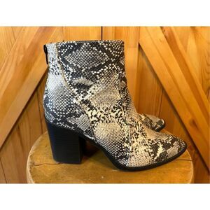 QUPID Womens Size 9 Black White Faux Leather Ankle Boot Booties Snake